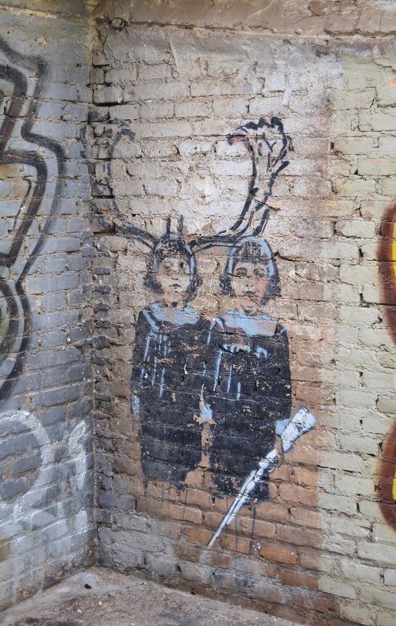 Graffiti de les bessones de Diane Arbus al Carme, València