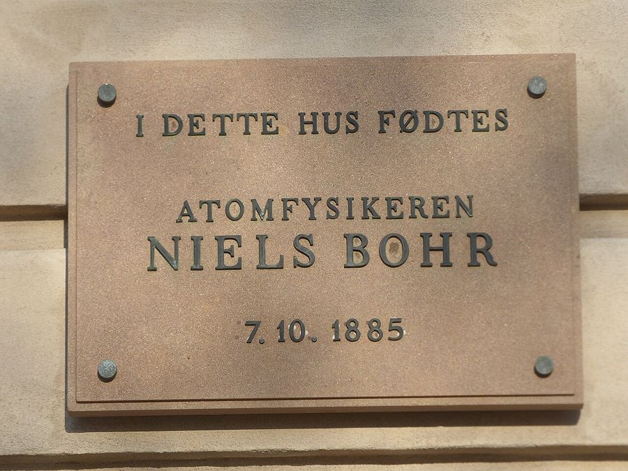 Mindetavle Niels Bohr, Gustmeyers Gaard, Ved Stranden 14, Koebenhavn