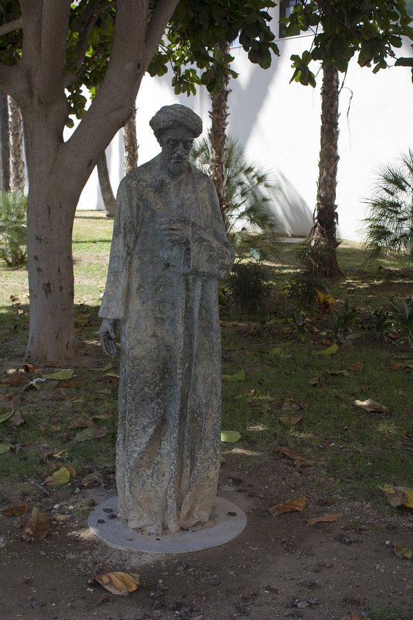 Salómon Ibn Gabirol named Al Malagui.