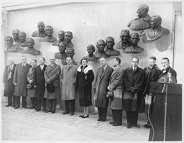 Eleanor Roosevelt, Albert Sabin, Jonas Salk, and Basil O'Connor at The Infantile Paralysis Hall of Fame in Warm Springs, Georgia - DPLA - 2178eb3b2a504e68dc10a5cc3088582e