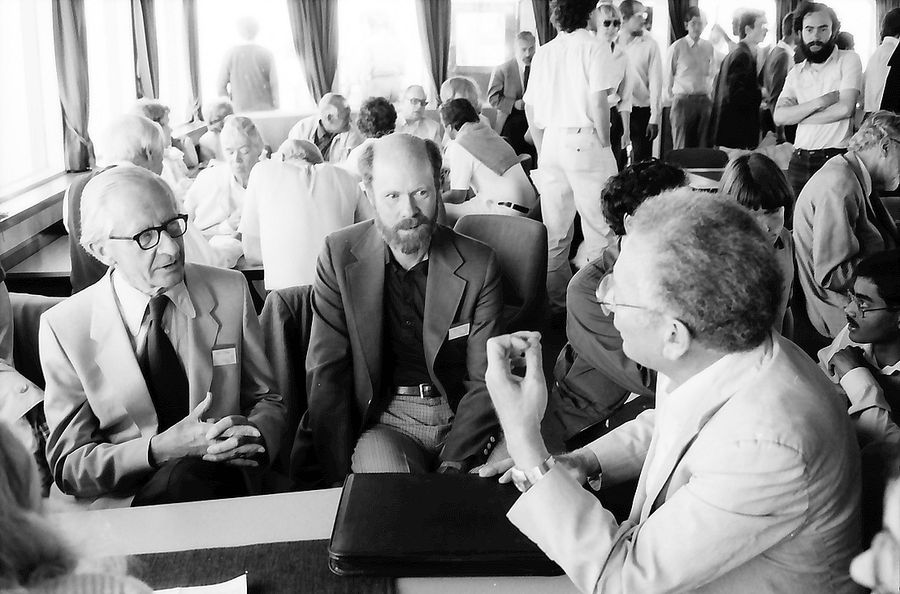 32. Tagung 1982 Physiker; Mainaufahrt: James E. Meade, Robert Wilson, Paul Samuelson im Profil