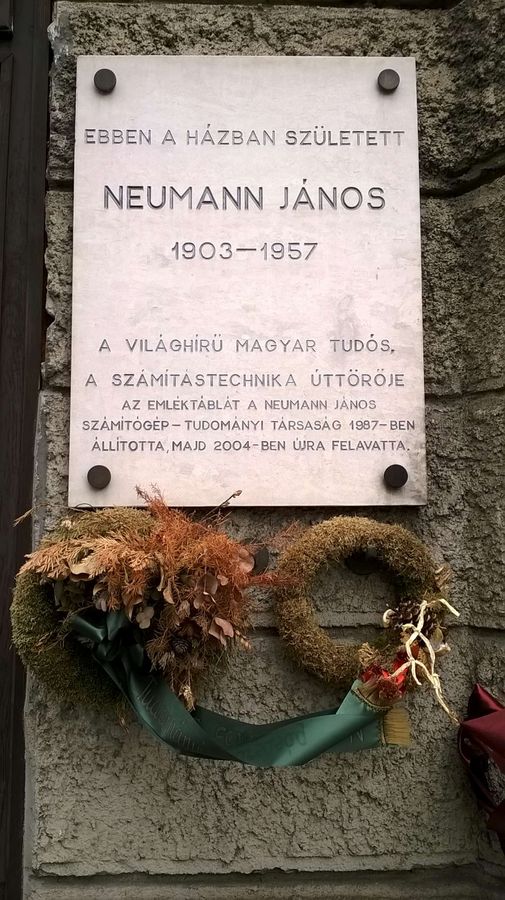 Neumann János emléktáblája a szülőháza falán (Budapest, Báthory utca)